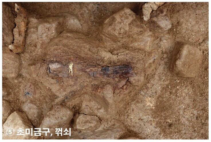 The No. 30 large tomb contains a scabbard-tip ornament typically found in Silla and Gaya tombs from the 5th and 6th centuries. (provided by the Wanju National Research Institute of Cultural Heritage)