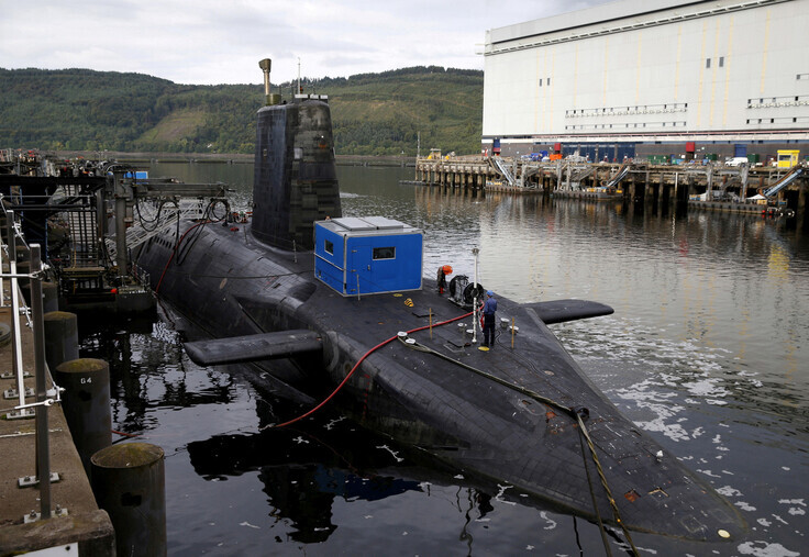 A UK nuclear-powered submarine sits in a military base in Scotland in August 2015. (Reuters/Yonhap)