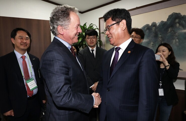 Unification Minister Kim Yeon-chul meets with David Beasley