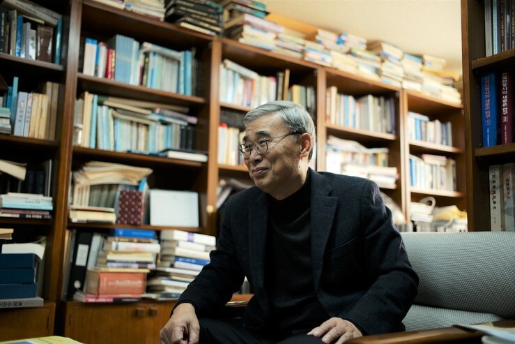 Former Unification Minister Lee Jong-seok during his interview with the Hankyoreh at the Sejong Institute in Seongnam, Gyeonggi Province, on Nov. 19. (Noh Ji-won, staff photographer)