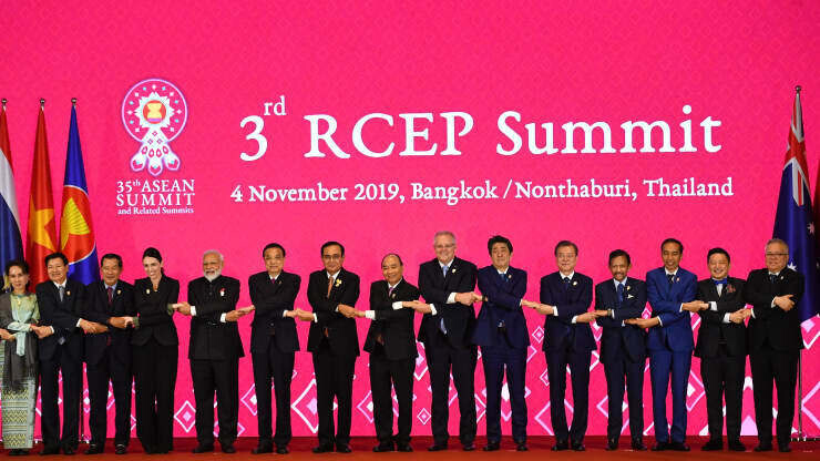 Leaders of RCEP nations gathered for the 2019 summit in Bangkok, Thailand, link hands for a photo. (AFP/Yonhap News)