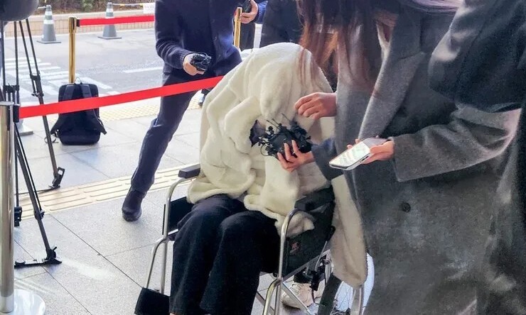 향정신성의약품을 투약한 상태로 포르쉐 차량을 몰고 반포대교를 달리다 한강 둔치로 추락한 운전자 ㄱ씨가 지난 3월 서울 마포구 서부지방법원에서 열린 구속 전 피의자 심문(영장실질심사)에 출석하고 있다. 연합뉴스
