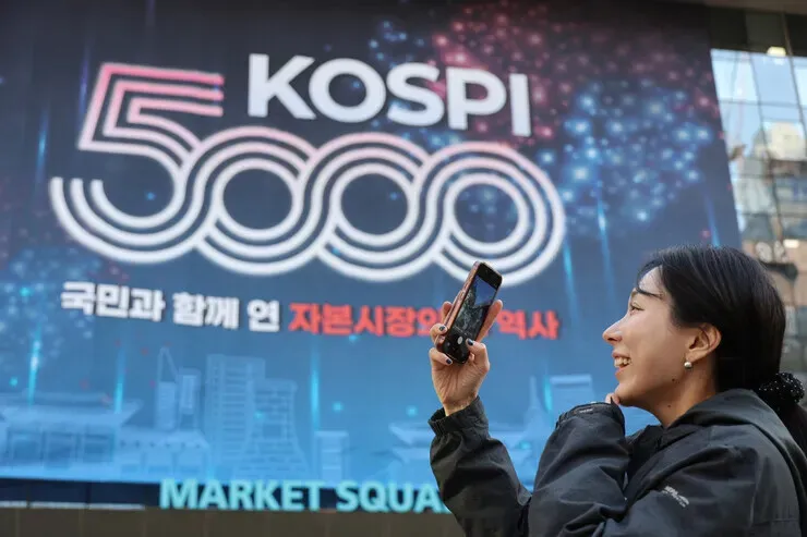 KOSPI hits historic 5,000-mark high during trading, driven by chip and auto stocks