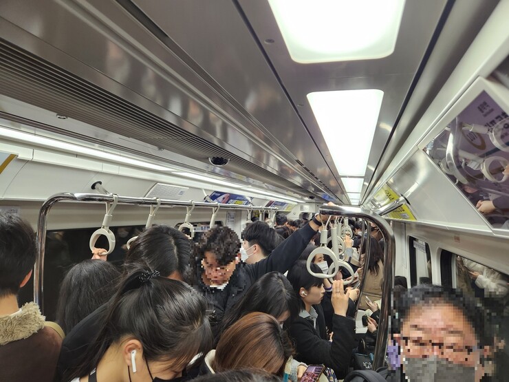12일 아침 8시14분 김포도시철도 사우역에서 풍무역으로 향하는 열차에 사람들이 가득 차 있다. 고병찬 기자 2023.04.12 한겨레