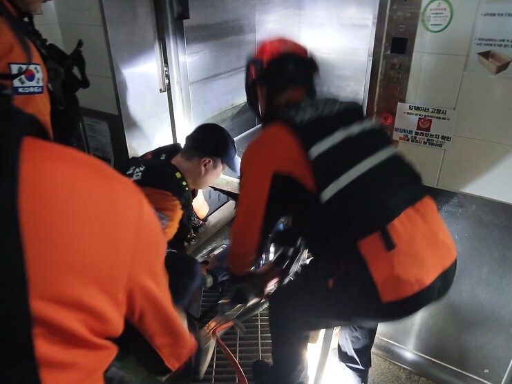 승강기 끼임 사고 모습. 인천소방본부 제공