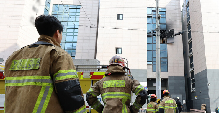 16일 경기 부천의 한 금속부품 도장 공장에서 화재가 발생, 소방대원들이 화재 진압 후 현장을 보고 있다. 이 화재로 소방관 5명과 공장 관계자 2명 등 7명이 다쳤다. 연합뉴스