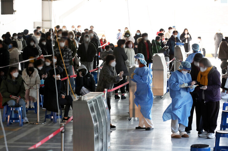 A crowd of people waiting to be tested for COVID-19 stand outside a screening station in Gwangju on Monday. (Yonhap News)