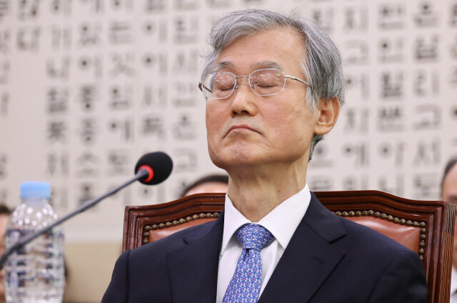 조희대 대법원장이 2026년 10월6일 오전 국회 법제사법위원회에서 열린 국정감사에 출석해 눈을 감은 채 앉아 있다. 한겨레 김정효 기자 hyopd@hani.co.kr