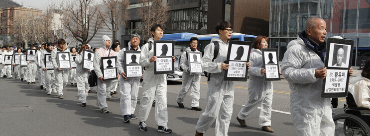 On March 6, 2018, the 11th anniversary of the death of Hwang Yu-mi, a woman who died of leukemia after working in a Samsung Electronics semiconductor plant, people march from the Leeum Museum in Yongsan to the Banollim sit-in site in Seoul’s Seocho neighborhood to mark a “Day of Remembrance for Workers Killed in Industrial Disasters at Samsung.” (Lee Jeong-a/The Hankyoreh)