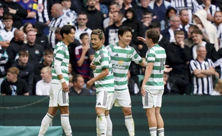 Yang Hyun -joon (third left) is pleased to score seven minutes in the second half of the pre -season match against Newcastle and Newcastle at the Scottish Glass Go Celtic Park on the 19th (local time). Glasco/AP Yonhap News
