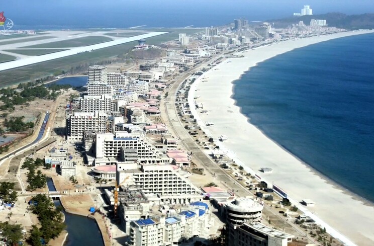 An ongoing construction project in the Wonsan-Kalma Coastal Tourist Area captured by KCTV on Apr. 6. (Yonhap News)