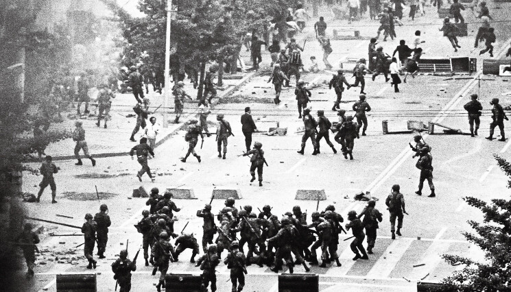 Soldiers brutally suppress democratization protesters after the government declared martial law during the 5.18 Gwangju Democratization Movement.  (provided by 5.18 Memorial Society)