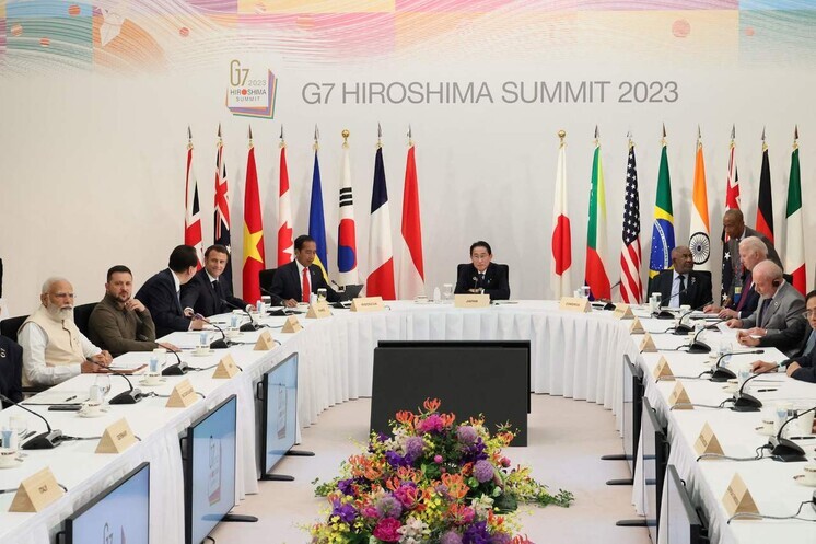 Heads of state participating in the Group of Seven summit, which included non-members, sit down for their discussion on May 21 in Hiroshima, Japan. (AFP/Yonhap)