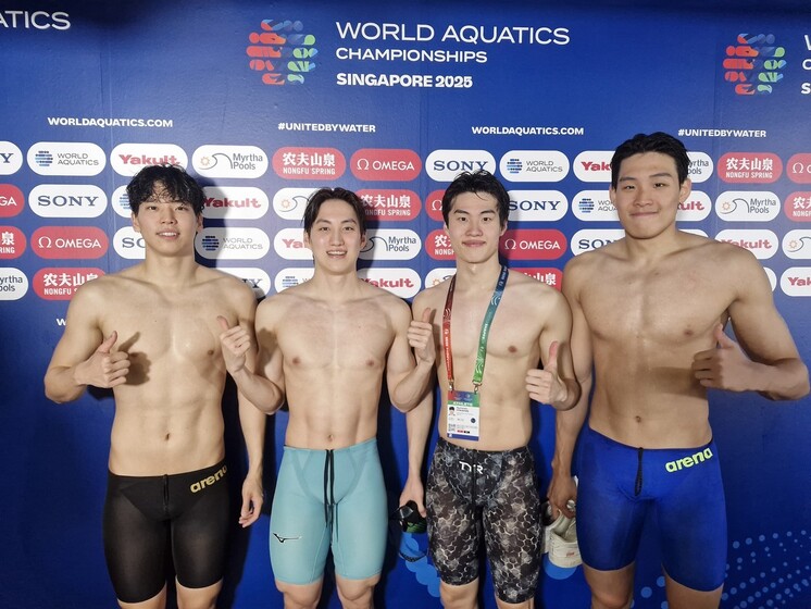 The Korean swimming team is taking a commemorative photo after successful in the finals in the 400m qualifiers of the 2025 World Swimming Federation World Championships in Singapore. From the left, Lee Joo -ho, Choi Dong -yeol, Hwang Sun -woo, Kim Young -bum. Singapore/Korea Swimming Federation provided