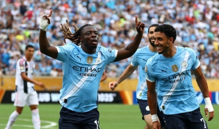 Manchester City Jeremy Toku (left) is delighted after scoring his first goal in Group 3 of Groups in Groups held at Orlando Camping World, Florida, USA. Orlando/Reuters Yonhap News