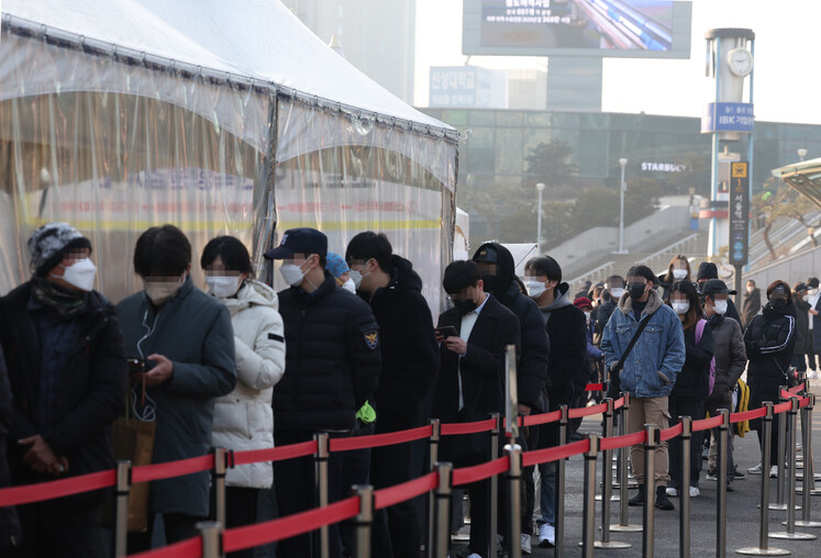 지난 12일 오전 서울 중구 서울역광장에 마련된 코로나19 임시 선별검사소에서 시민들이 검사를 받기 위해 줄을 서고 있다. 연합뉴스