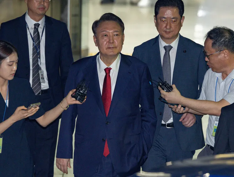 윤석열, 왼손 주머니에 찔러넣은 채 구치소로