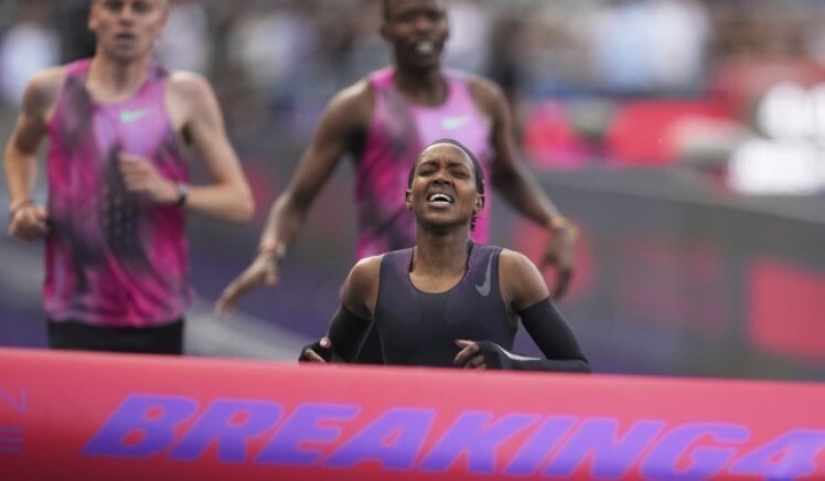Keep Yegon is running towards the finish line in a one -mile event in Paris, France on the 27th. Paris/AP Yonhap News