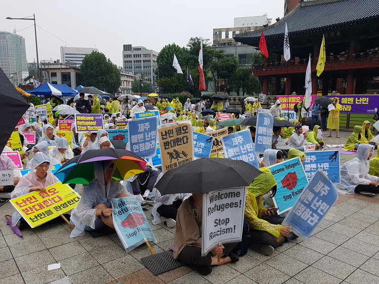 A civic group demonstrates for refugee rights in front of the Bosingak Belfry in Seoul on Sept. 16.