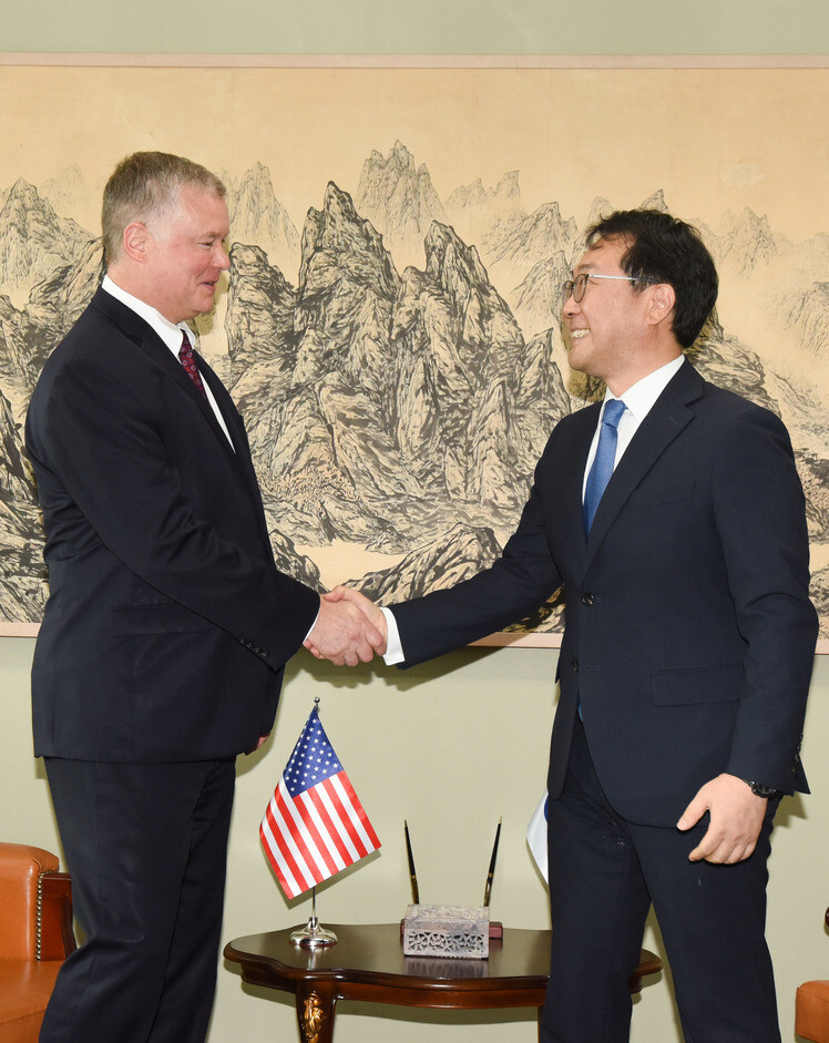 US State Department Special Representative for North Korea Stephen Biegun shakes hands with South Korean Special Representative for Korean Peninsula Peace and Security Affairs Lee Do-hoon at the South Korean Ministry of Foreign Affairs on Aug. 21. (photo pool)