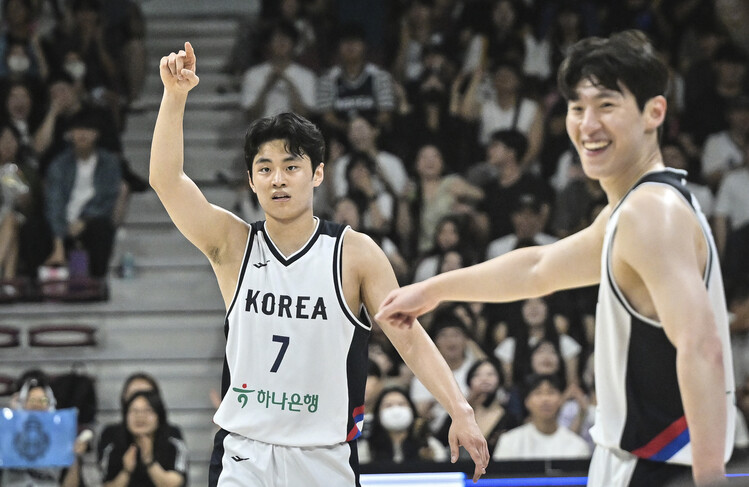 Organic Award (left) and Lee Jung -hyun. Association