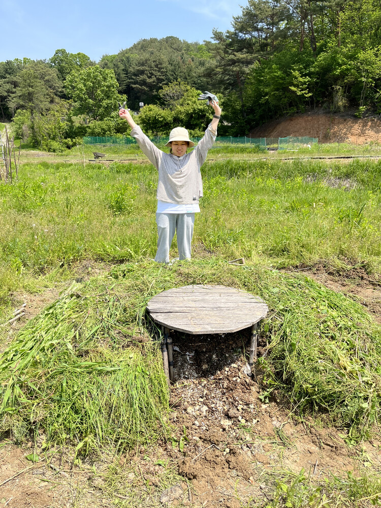 이아롬 기자(가운데)가 이파람 작가와 함께 완성한 봉분 모양 키홀가든.