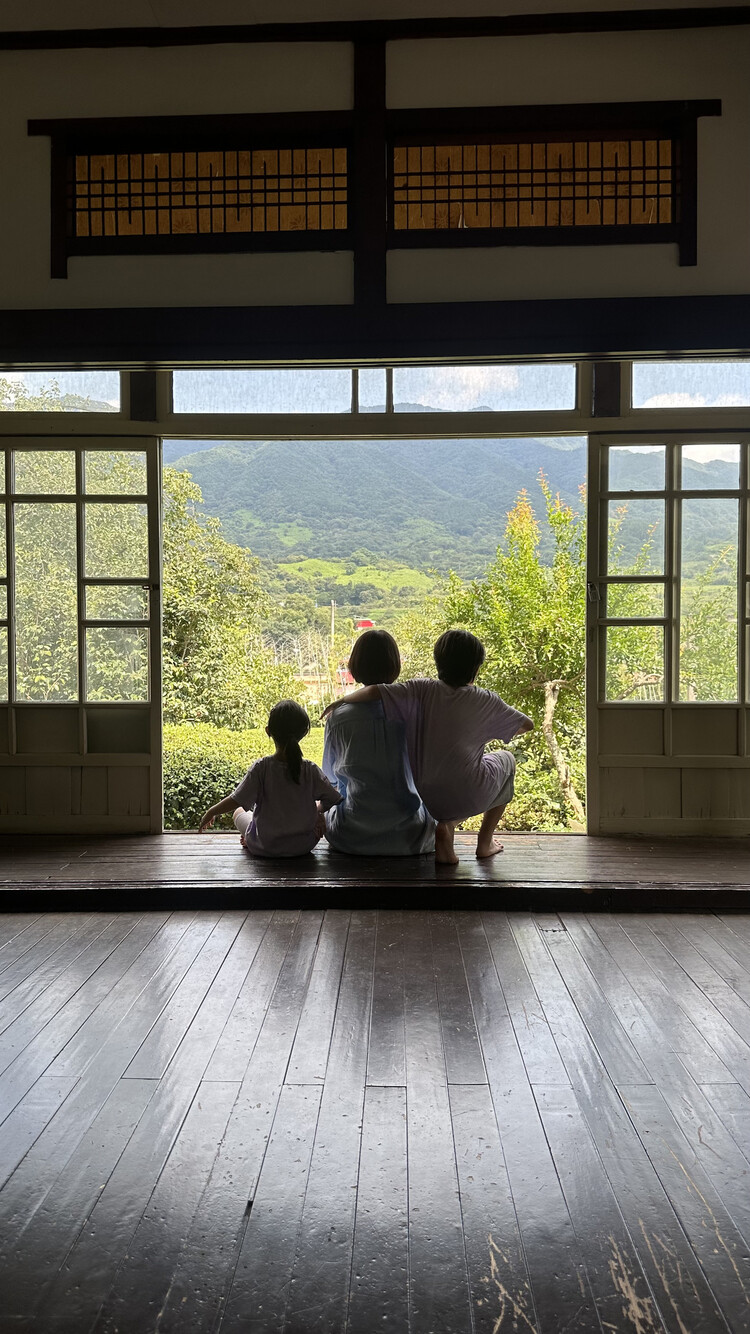 2025년 8월 중순 조카들과 함께한 여름방학입니다. 엄마는 손주, 그러니까 제 조카가 아버지와 헤어지고 돌아가는 길, 건널목을 건너는 아버지를 향해 “할아버지! 가지 마세요!” 하고 외친 이야기를 좋아합니다. 우리는 이 이야기를 얼마나 더 많이 하게 될까요? 박은지 제공