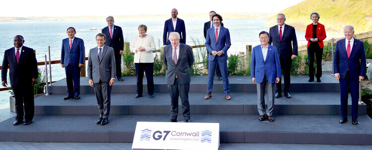 The heads of states at the G7 summit pose for a photo together in Cornwall, England, on Saturday. (Yonhap News)
