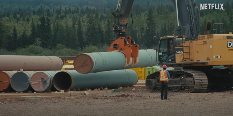 다큐멘터리 ‘인타’의 한 장면. 웻수웨튼족 대표단은 “브리티시컬럼비아와 앨버타 북부라고 불리는 북동부 지역을 들여다보면 흉물스럽게 엉망이 돼 있다. 예를 들어 수압파쇄를 위한 시추 현장만 봐도 수천 개가 있다”고 설명했다. 넷플릭스 유튜브 채널 갈무리