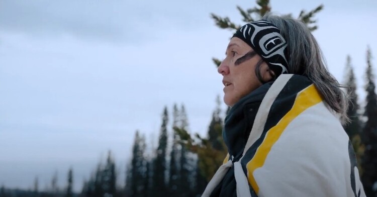 넷플릭스에 공개된 다큐멘터리 ‘인타’의 한 장면. 캐나다 액화천연가스 운송 사업에 반발하는 웻수웨튼족의 일원이, 파괴되는 자연을 바라보고 있다. 유튜브 갈무리