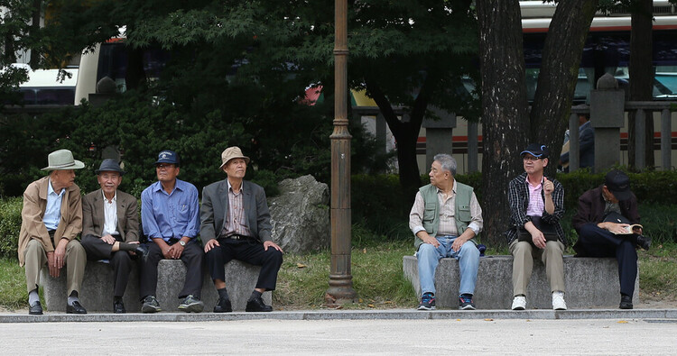 서울 종로 탑골공원을 찾은 어르신들이 시간을 보내고 있다. 한겨레 신소영 기자