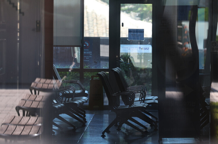 The waiting area for outpatient care at SNU Hospital’s cancer center in Seoul was starkly empty on June 16, 2024, amid an announcement by the hospital’s senior doctors that they would go on an indefinite walkout starting June 17. (Baek So-ah/The Hankyoreh)