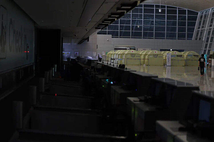 2025년 10월14일 밤 10시, 전남 무안국제공항에 대부분의 조명이 꺼졌는데 텐트 30여 개가 모여 있는 12·29 무안공항 제주항공 여객기참사 유가족 셸터 주변 몇 개의 조명만이 불을 밝히고 있다. 한겨레 백소아 기자 thanks@hani.co.kr