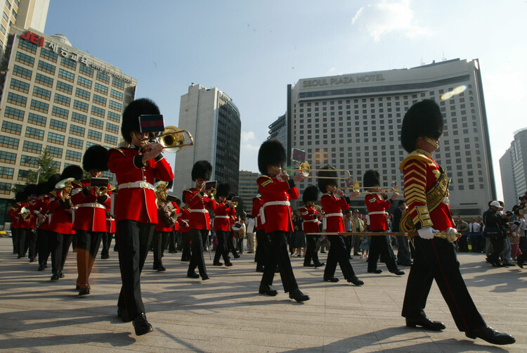 영국 왕실 근위대 소속 군악대가 2004년 10월15일 서울시청 앞에서 공연하고 있다. 한겨레 자료