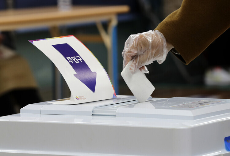 A voter casts their ballot for the Seoul mayoral by-election Wednesday. (Kim Myung-jin/The Hankyoreh)