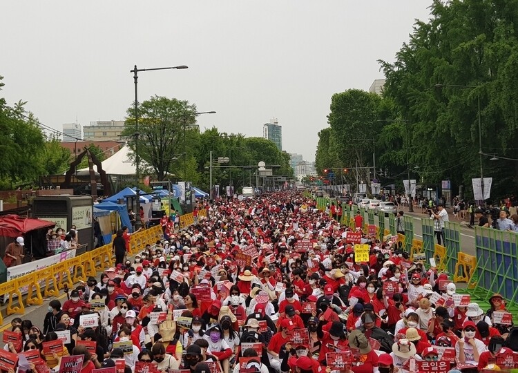 A demonstration organized by a Daum internet café called “Uncomfortable Courage” takes place in front of Hyehwa Station on June 9