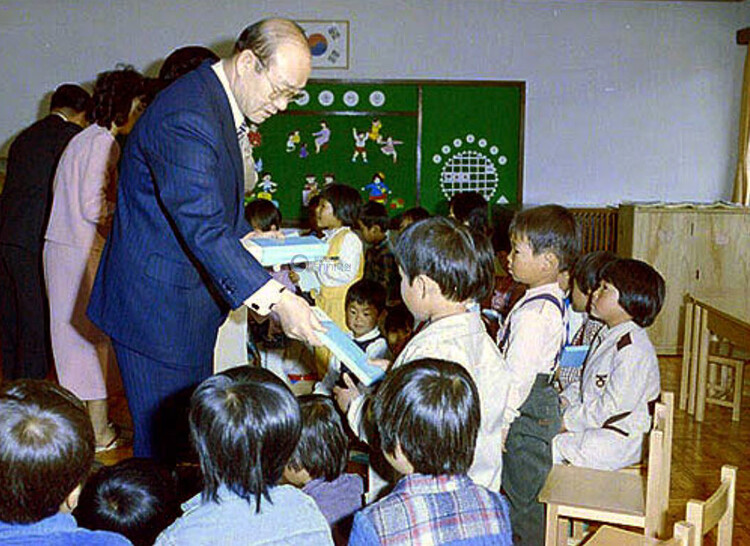 전두환씨 부부가 집권기였던 1983년 4월13일 경북 문경 대성새마을유아원에 방문한 모습. 국가기록원 제공