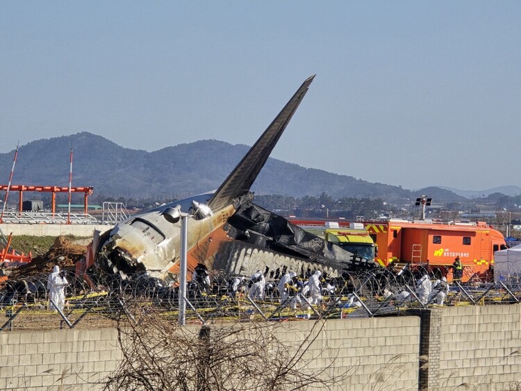 2024년 12월31일 오전 무안국제공항 제주항공 여객기 충돌 폭발 사고 현장에서 과학수사대가 분주하게 움직이고 있다.