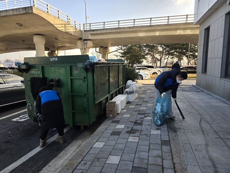 전남자원봉사센터에서 나온 봉사자들이 쓰레기를 줍고있다.