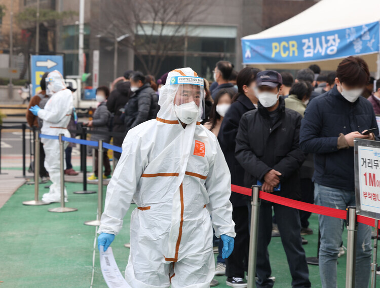 People wait outside a COVID-19 screening station set up in Songpa District, Seoul, on March 16 for COVID-19 testing. (Yonhap News)