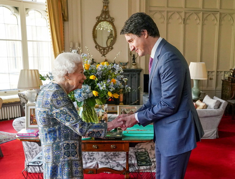 7일(현지시각) 영국 런던 교외의 윈저성에서 엘리자베스 2세 영국 여왕이 쥐스탱 트뤼도 캐나다 총리를 만나 손을 맞잡고 있다. 런던/로이터 연합뉴스