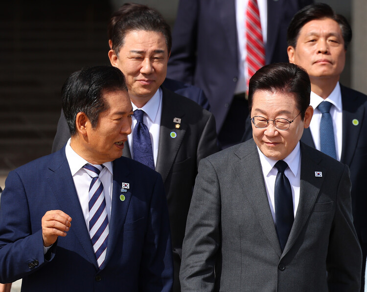 유엔 총회 참석차 출국하는 이재명 대통령(앞줄 오른쪽)이 2025년 9월22일 성남 서울공항에서 공군 1호기로 향하며 정청래 더불어민주당 대표와 대화하는 모습을 김병기 원내대표가 지켜보고 있다. 연합뉴스