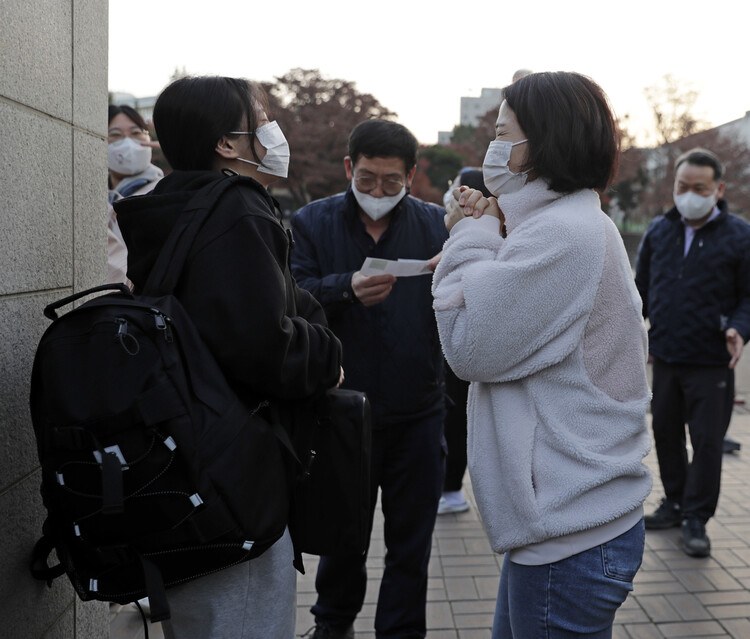 2023학년도 대학수학능력시험이 실시된 17일 오전 수험생들이 서울 중구 정동 이화여자외국어고등학교 마련된 시험장에 들어가고 있다. 김명진 기자 littleprince@hani.co.kr