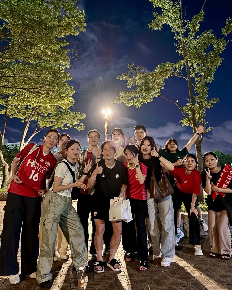 FC돌핀즈는 2025년 7월21일 박예은 선수(왼쪽 다섯째 검정 셔츠 입은 이)가 뛰고 있는 인천 현대제철 경기에 단체 직관을 가서 함께 사진을 찍었다. 김정아 제공