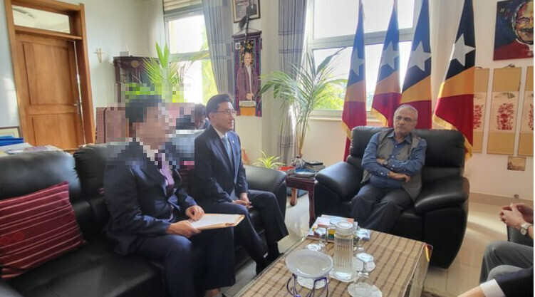 During a meeting on July 10, 2023, a Sehan University professor who previously served as South Korea’s ambassador to East Timor surnamed Kim (left) sits with Sehan University President Yi Seung-hoon (center), and East Timor President José Ramos-Horta. (from Sehan University's official website)