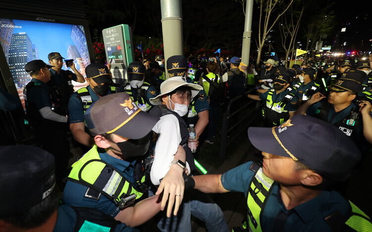 Police block a nighttime cultural festival by an association made up of the Korean Metal Workers Union and precarious workers outside the Supreme Court on May 25. (Yonhap)