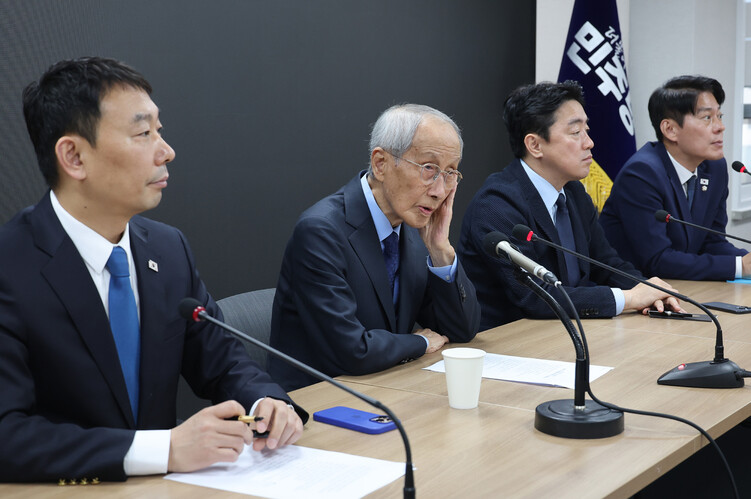윤여준 더불어민주당 상임총괄선대위원장이 11일 서울 여의도 당사에서 기자간담회를 하고 있다. 연합뉴스