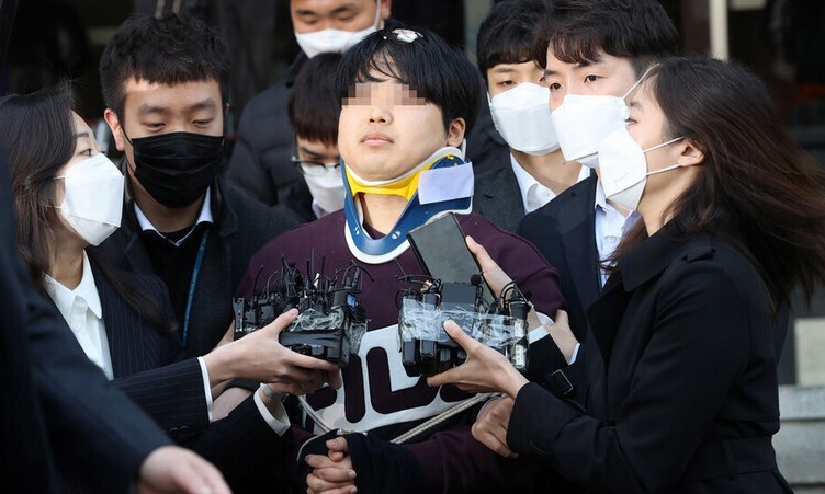 조주빈(25)이 지난 3월 25일 오전 서울 종로경찰서에서 검찰로 송치되고 있다. 공동취재단