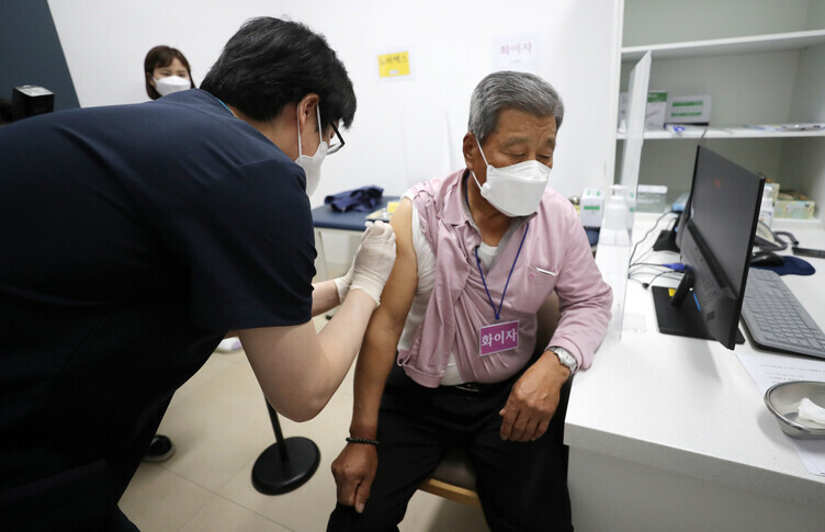 An individual in Cheongju receives their fourth COVID-19 vaccine at a hospital on April 14, the day fourth-dose vaccinations were started for Koreans 60 and up. (Yonhap News)