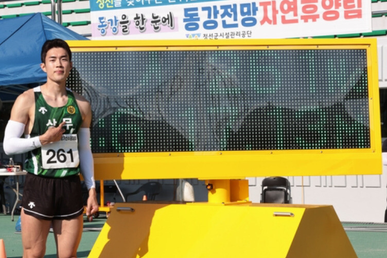 Kim Jang -woo is taking a commemorative photo after setting up a 17m13 Korean record in the men's sedan game of the 79th National Athletics Championships held at Jeongseon Sports Complex in Gangwon -do on the 23rd. Provided by the Korea Athletics Federation